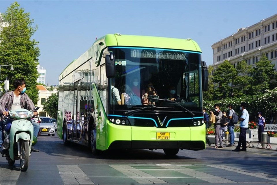 Xe buýt điện trên đường phố TPHCM sáng 8.3. Ảnh: Minh Quân Xe buýt điện trên đường phố TPHCM sáng 8.3. Ảnh: Minh Quân