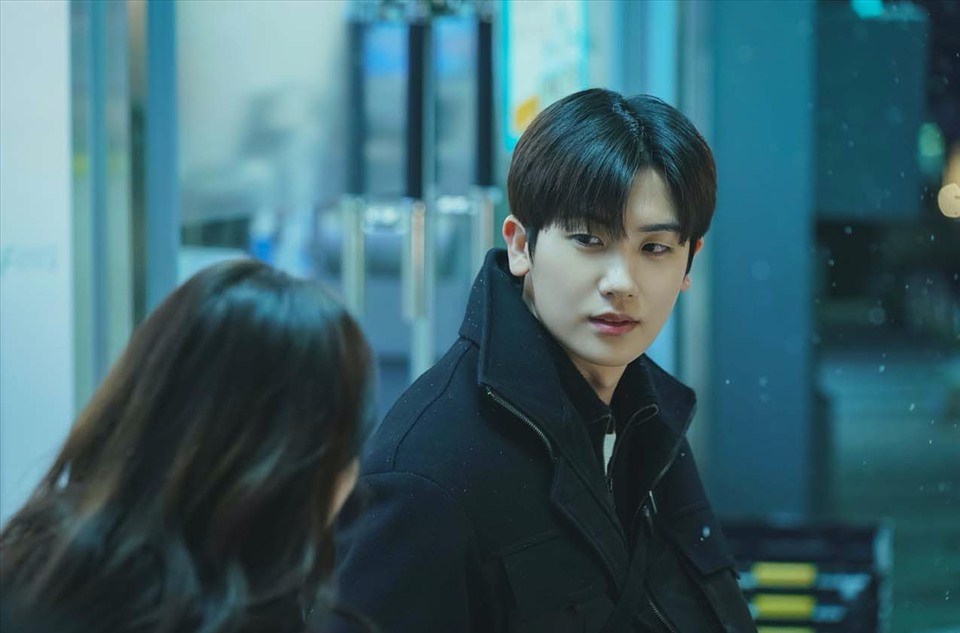 Tạo hình trong vai nhiếp ảnh gia của Park Hyung Sik. Ảnh: Poster: Disney + Tạo hình trong vai nhiếp ảnh gia của Park Hyung Sik. Ảnh: Poster: Disney +