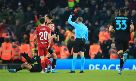 Chiếc thẻ đỏ tai hại của Alexis Sanchez đã xóa sạch yếu tố tinh thần mà Inter Milan vừa có trước đó không lâu. Ảnh: UEFA