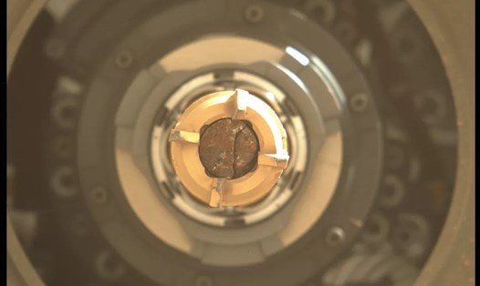 Ảnh chụp ngày 7.3.2022 cho thấy xe thám hiểm tự hành Perseverance của NASA cùng mẫu đá sao Hỏa thứ 7. Ảnh: NASA/JPL-Caltech/ASU