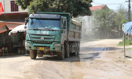 Đoạn đường nối 2 xóm Đầm Đa, Vai Đào thuộc xã Cao Sơn, huyện Lương Sơn, tỉnh Hoà Bình thường xuyên có xe trọng tải lớn đi qua khiến đường hư hỏng nặng. Ảnh: Khánh Linh