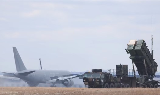 Một máy bay quân sự Italia hạ cánh bên cạnh bệ phóng tên lửa Patriot tại sân bay của Sư đoàn Dù số 82, Quân đội Mỹ gần Rzeszow, Ba Lan, hôm 8.3. Ảnh: AFP/Getty