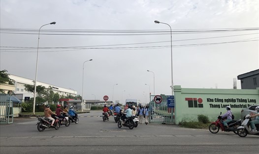 Công nhân khu công nghiệp Thăng Long vào ca. Ảnh: Bảo Hân