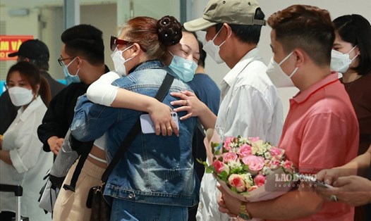 Công dân Việt Nam tại Ukraina về Việt Nam ngày 8.3 trên chuyến bay xuất phát từ Rumani. Ảnh: Lao Động