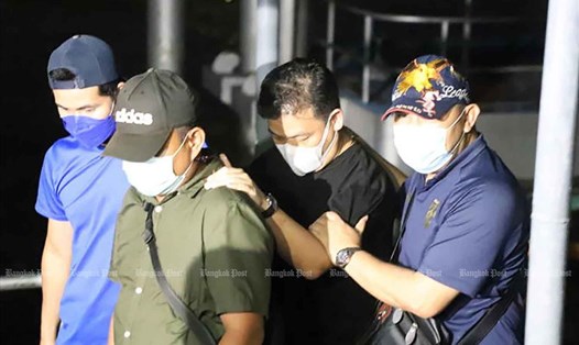 Cảnh sát đưa Phaiboon "Robert" Trikanjananun tái hiện lại chuyến đi thuyền trên sông Chao Phraya. Ảnh: BANGKOK POST