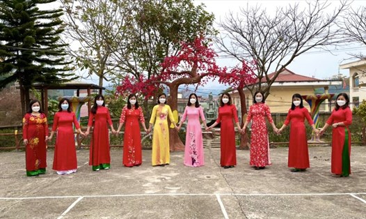Nữ cán bộ, đoàn viên LĐLĐ tỉnh Lạng Sơn hưởng ứng "Tuần lễ áo dài năm 2022". Ảnh: CĐCC