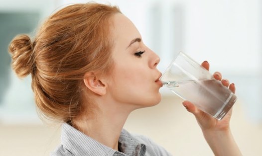 Nắng nóng, uống nước đá lạnh để giải nhiệt là thói quen của nhiều người tuy nhiên có khả năng gây hại cho sức khoẻ. Ảnh: ST