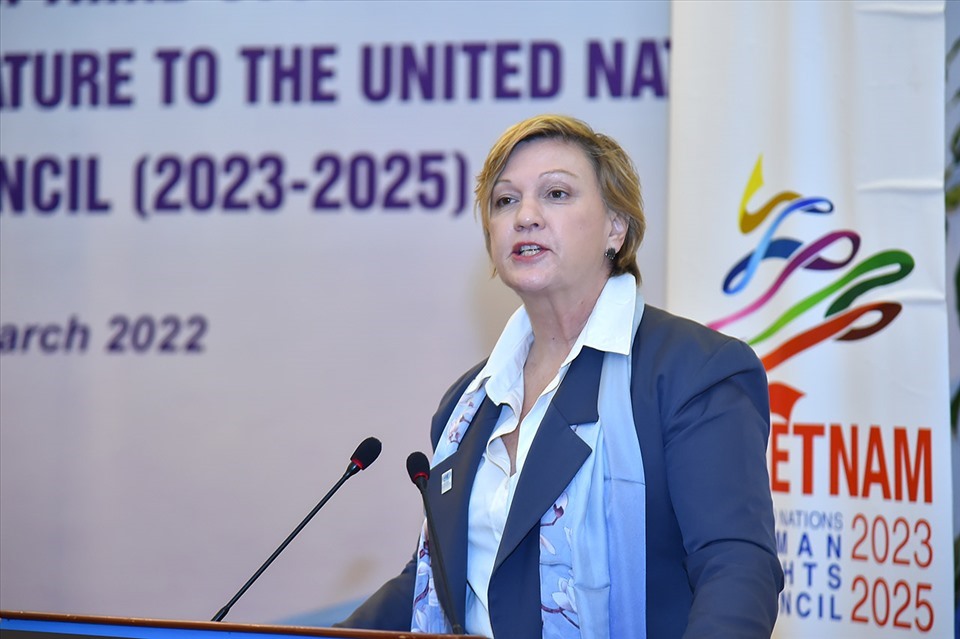 Bà Rana Flowers, Quyền Điều phối viên Liên Hợp Quốc, phát biểu tại hội thảo. Ảnh: Song Minh