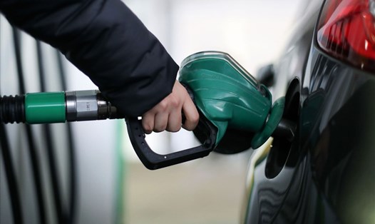 Giá xăng dầu giảm sau khi Mỹ thông báo mở kho dự trữ dầu. Ảnh: AFP