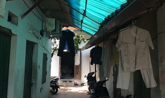 Dãy nhà trọ xập xệ, ẩm thấp dành cho công nhân thuê tại xã Kim Chung, huyện Đông Anh, Hà Nội. Ảnh: Bảo Hân