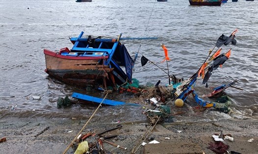 Hàng chục tàu cá của ngư dân Khánh Hòa bị chìm dưới biển.