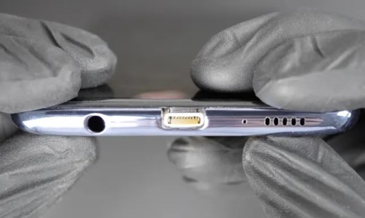 Sau chiếc iPhone với cổng sạc USB-C gây bão cộng đồng mạng vào năm ngoái, chiếc điện thoại Android với cổng sạc lightning của Apple là sản phẩm tiếp theo của kỹ sư  Ken Pillonel. Ảnh:  Ken Pillonel