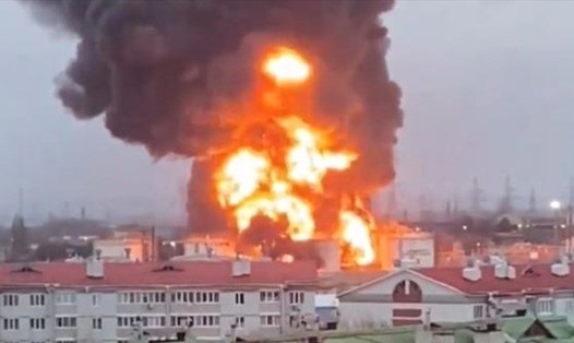 Hình ảnh được cho là cháy kho xăng dầu ở Belgorod, miền Tây Nga. Ảnh chụp màn hình