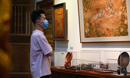 Triển lãm “Hổ trong phố” với 30 tác phẩm bằng nhiều chất liệu đã mang đến những góc nhìn mới mẻ về hình tượng hổ truyền thống trong đời sống hiện đại.