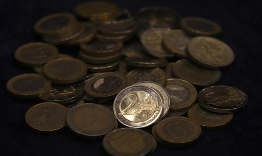 Đồng xu euro trên bàn ở Munich, Đức, ngày 30.3.2022. Ảnh chụp màn hình