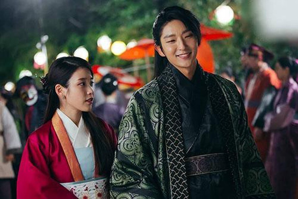 IU và Lee Joon Gi trong “Người tình ánh trăng”. Ảnh: Cắt phim. IU và Lee Joon Gi trong “Người tình ánh trăng”. Ảnh: Cắt phim.