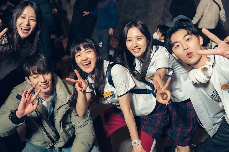 Dàn diễn viên "Tuổi 25, tuổi 21" thân thiết trong các bức ảnh hậu trường | Lao Động Trẻ - Tin tức mới nhất dành cho công nhân lao động trẻ