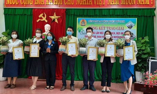 Bà Võ Thị Thu Thủy-Chủ tịch LĐLĐ huyện Phú Ninh trao giải nhất, nhì, ba cho các đơn vị. Ảnh: Thu Thuỷ