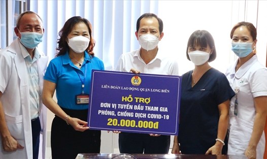Liên đoàn Lao động quận Long Biên trao hỗ trợ đơn vị tuyến đầu tham gia phòng, chống dịch COVID-19 năm 2021 (ảnh minh hoạ). Ảnh: CĐQ