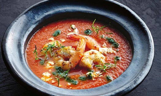 Món súp cà chua nướng với tôm húng quế sẽ là lựa chọn tuyệt vời của gia đình trong ngày cuối tuần. Ảnh: Xinhua