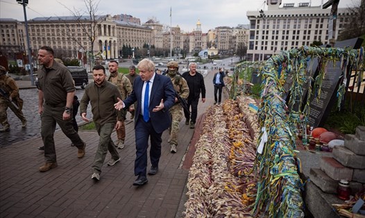 Thủ tướng Anh Boris Johnson (phải) đi bộ ở Kiev cùng Tổng thống Volodymyr Zelensky (giữa). Ảnh: AFP