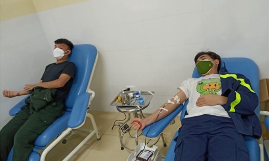2 chiến sĩ Công an tỉnh Sơn La kịp thời hiến máu cứu bệnh nhân qua cơn nguy kịch. Ảnh: Minh Thiên.