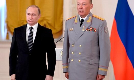 Tổng thống Vladimir Putin và Thượng tướng Alexander Dvornikov trong một buổi lễ ở Điện Kremlin ngày 17.3.2016. Ảnh: Kremlin