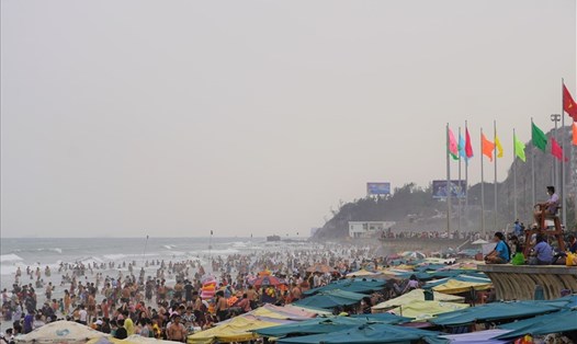 Hình ảnh bãi biển Vũng Tàu với sự nhộn nhịp chưa từng có từ sau đại dịch. Ảnh: Thành An