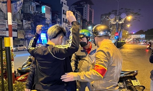 Lực lượng cảnh sát hoá trang kiểm tra nhóm quái xế chạy xe tốc độ cao, gây náo loạn đường phố Hà Nội. Ảnh: H.P