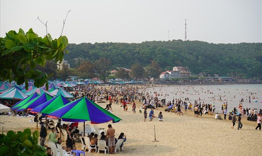 Bãi biển Đồ Sơn đông nghẹt trong ngày nghỉ giỗ Tổ Hùng Vương. Ảnh: Mai Dung