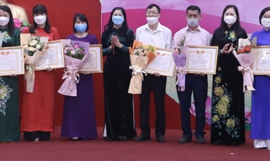 Lãnh đạo Liên đoàn Lao động Thành phố Hà Nội và Công đoàn Giáo dục Việt Nam trao thưởng cho phong trào “Giỏi việc nước- Đảm việc nhà” của Công đoàn ngành Giáo dục Hà Nội. Ảnh: CĐN
