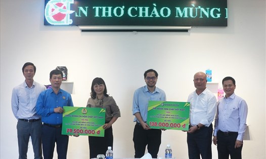 Lãnh đạo Tập đoàn Hoá chất Việt Nam và Công đoàn Công nghiệp Hoá chất Việt Nam trao hỗ trợ cho đại diện người lao động khó khăn. Ảnh: CĐHC