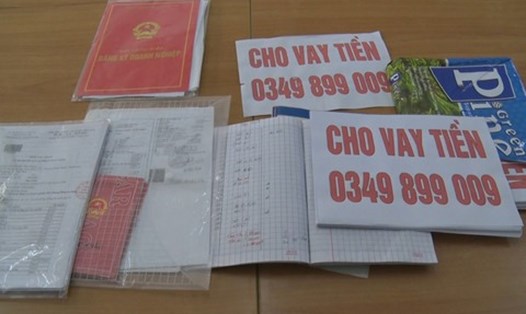 Các tờ rơi mà nhóm hoạt động tín dụng đen sử dụng tại Quảng Trị, bị cơ quan chức năng phát hiện, xử lý. Ảnh: CA.