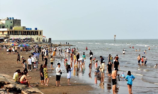 Hàng ngàn người đến Khu du lịch sinh thái biển Cồn Vành (tỉnh Thái Bình) trong ngày đầu nghỉ lễ Giỗ tổ Hùng Vương 10.3. Ảnh: Trung Du