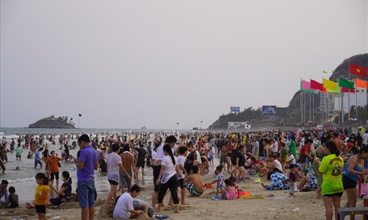 Rất nhiều du khách tắm biển ở Bãi Sau trong chiều 10.4. Ảnh: T.A