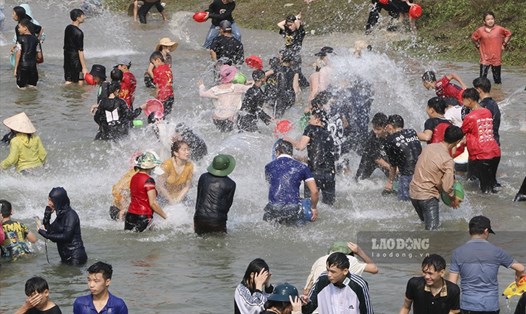 Lễ té nước là một trong những hoạt động quan trọng, là điểm nhấn trong Lễ hội Then Kin Pang tại huyện Phong Thổ, tỉnh Lai Châu.
