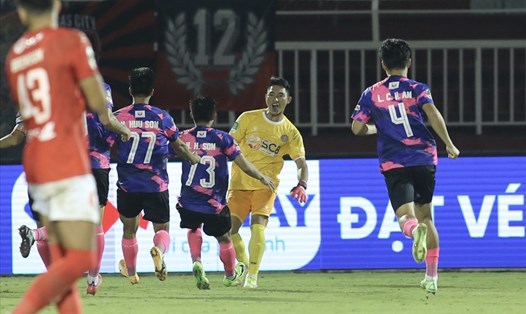 Thủ môn Phạm Văn Phong vào sân thay Hoài Anh đã giúp đội Sài Gòn thắng đội TPHCM ở loạt luân lưu để vào tứ kết Cúp Quốc gia 2022. Ảnh: Thanh Vũ