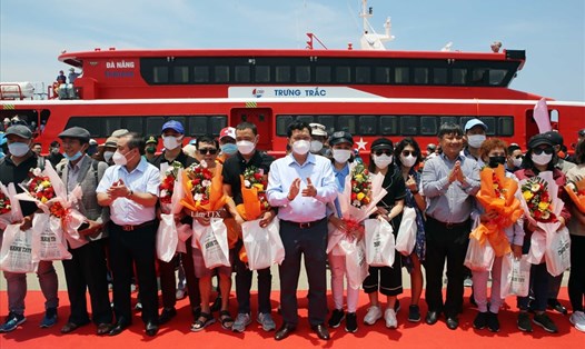 Lãnh đạo TP.Đà Nẵng và tỉnh Quảng Ngãi đich thân đi trên chuyến tàu du lịch biển liên tỉnh đầu tiên để cổ động cho du lịch. Ảnh: LL