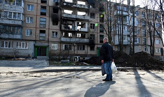 Một cư dân ở Kharkiv, Ukraina trước ngôi nhà bị bom đạn tàn phá. Ảnh: AFP