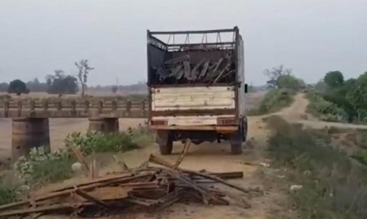 Trộm phá dỡ cầu sắt 50 tuổi và lấy sắt vụn đi trên xe tải hạng nặng. Ảnh: Twitter