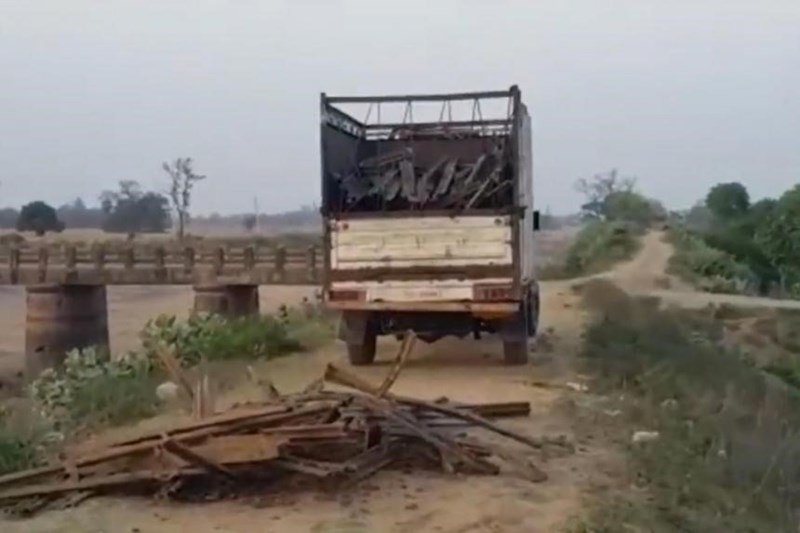 Thieves dare to cut 500 tons iron bridge in India