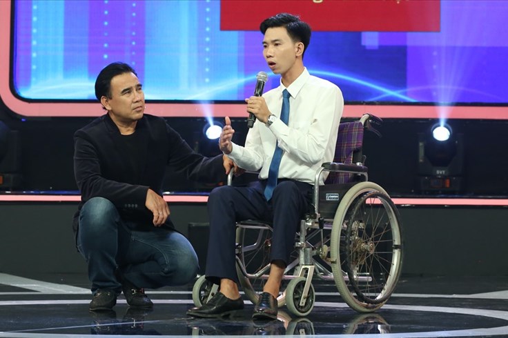 Quyền Linh quyết định tặng 20 chiếc xe lăn cho chàng trai bị liệt chân