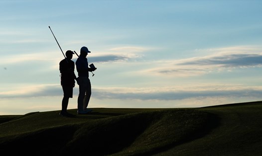 Caddie có thể đưa ra lời khuyên và hỗ trợ ở một số khía cạnh cho người chơi golf. Ảnh: Golf News