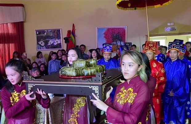 Dâng bánh chưng tưởng nhớ Quốc Tổ. Ảnh: S.M