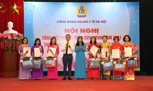 Lãnh đạo Liên đoàn Lao động Thành phố Hà Nội và Công ngành Y tế Hà Nội trao khen thưởng cho các cá nhân. Ảnh: CĐN