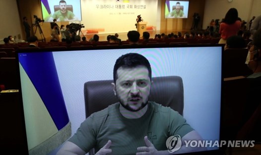 Tổng thống Ukraina Volodymyr Zelensky đề nghị Hàn Quốc cung cấp vũ khí. Ảnh: Yonhap