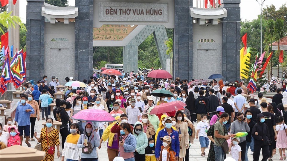 Đền thờ Vua Hùng Cần Thơ đông nghịt khách. Ảnh: Tạ Quang Đền thờ Vua Hùng Cần Thơ đông nghịt khách. Ảnh: Tạ Quang