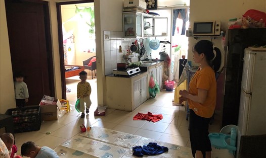 Chị Lưu Thị Dung (công nhân KCN Thăng Long, Đông Anh, Hà Nội) nhận trông trẻ tại nhà để kiếm thêm chút thu nhập. Ảnh: Bảo Hân