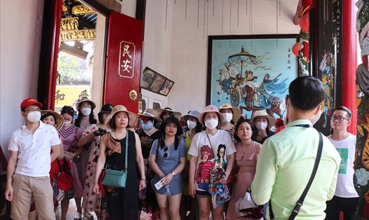 Người làm du lịch ở Quảng Nam phấn khởi khi đón nhận lượng khách lớn đến tham quan. Ảnh: Thanh Chung