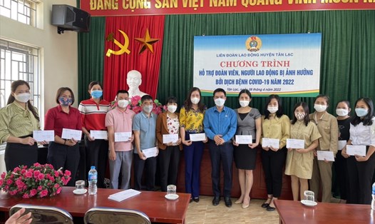 LĐLĐ Tân Lạc hỗ trợ 49 đoàn viên, người lao động bị ảnh hưởng bởi dịch bệnh COVID-19. Ảnh: Bạch Tuyết.